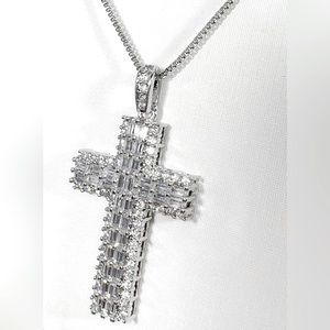 NWOT - Sparkling Cubic Zirconia Cross Pendant Necklace  ✝️✨